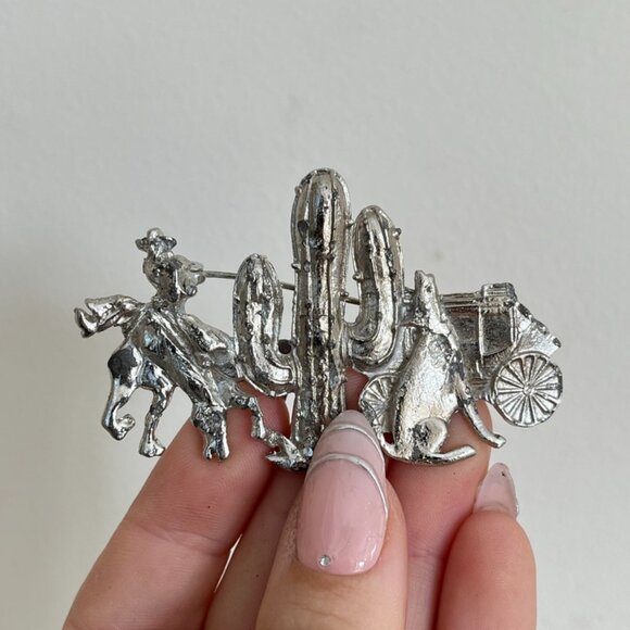 3/$30 💖 Vintage Western Scene Brooch - Picture 6 of 6